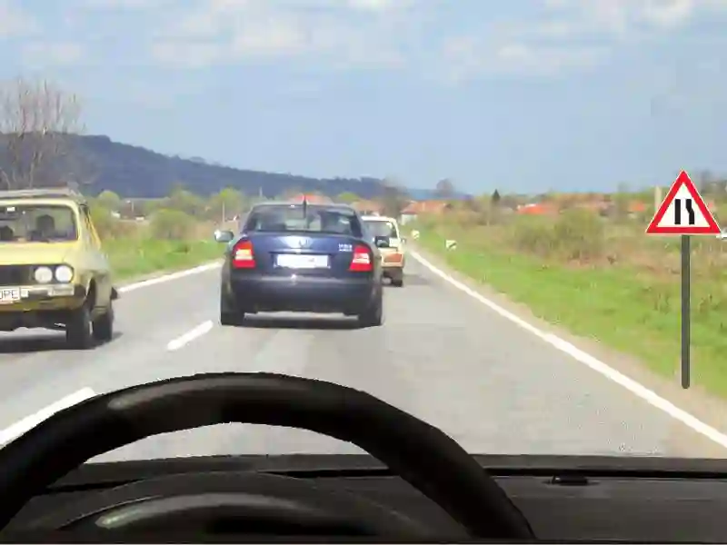 Imagine întrebare examen auto: În situația dată, vă este interzis: