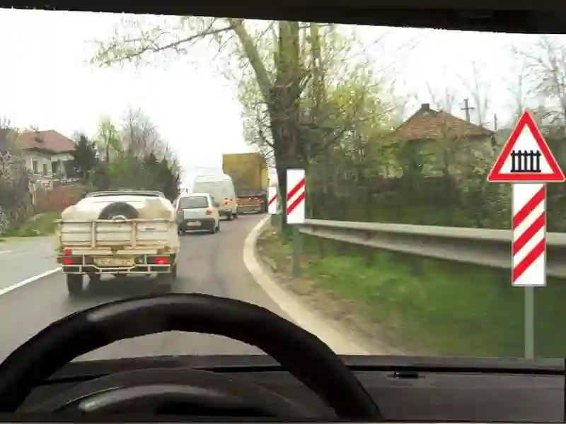 Imagine întrebare examen auto: În situația dată, sunteți avertizat că: