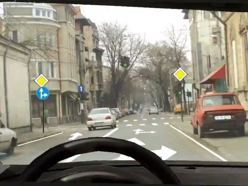 Imagine întrebare examen auto: Dacă ați selectat banda de circulație conform imaginii prezentate, vă este permis: