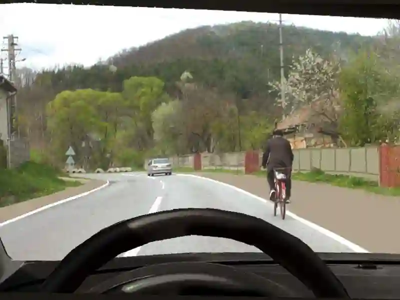 Imagine întrebare examen auto: Vă este permis să claxonați un biciclist înainte de a-l depăși?