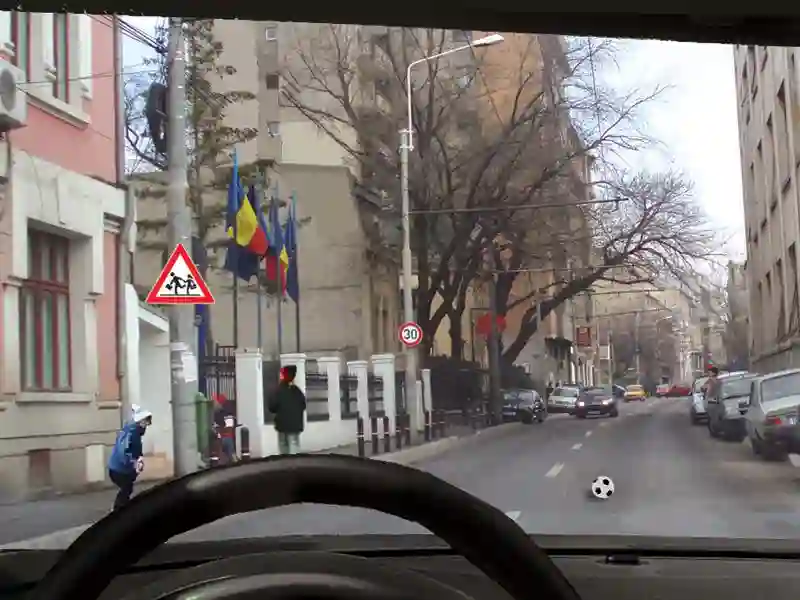 Imagine întrebare examen auto: Din punct de vedere al conduitei preventive, cum trebuie să procedați în