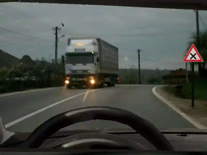 Imagine întrebare examen auto: În situația dată, pentru a vă semnaliza prezența, veți schimba alternativ luminile