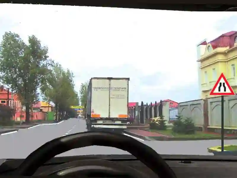 Imagine întrebare examen auto: Camionul este staționat. Cine încalcă legea dacă încercați să-l depășiți?