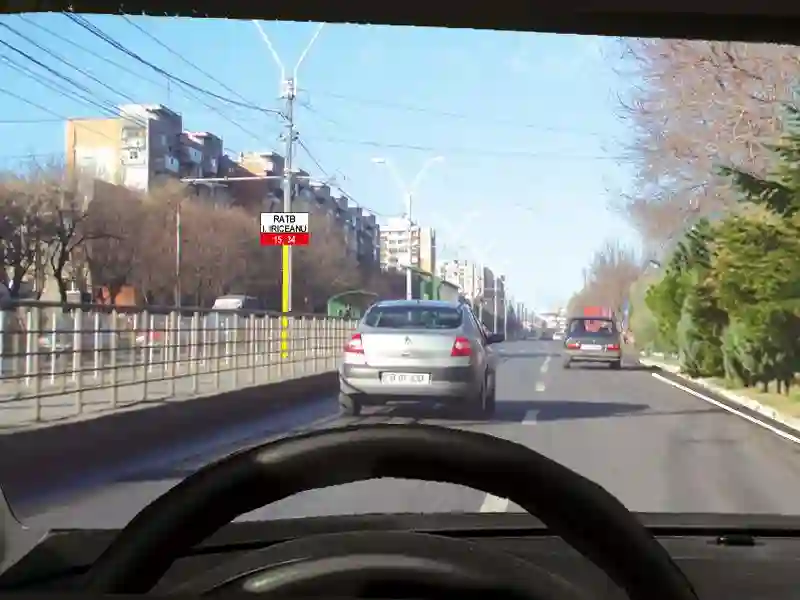 Imagine întrebare examen auto: Este permisă oprirea în situația dată?