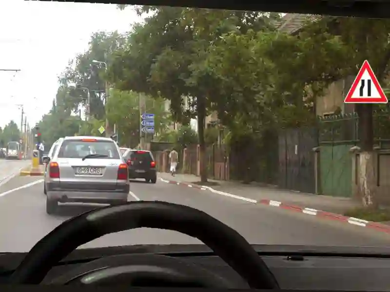Imagine întrebare examen auto: Ce vă este interzis în această situație?