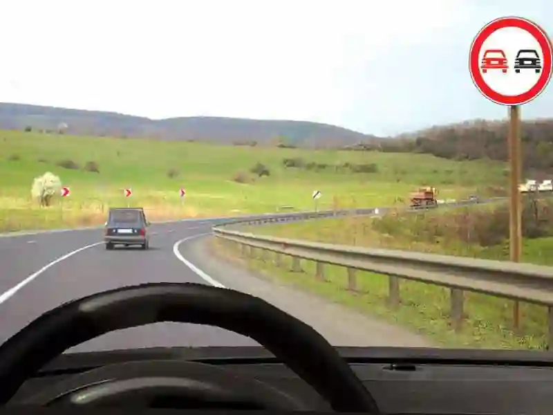 Imagine întrebare examen auto: Indicatorul vă interzice depășirea?
