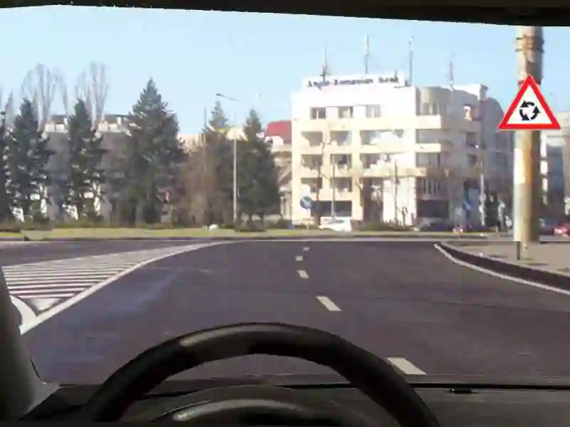 Imagine întrebare examen auto: Ați selectat corect banda de circulație pentru a vira la stânga în