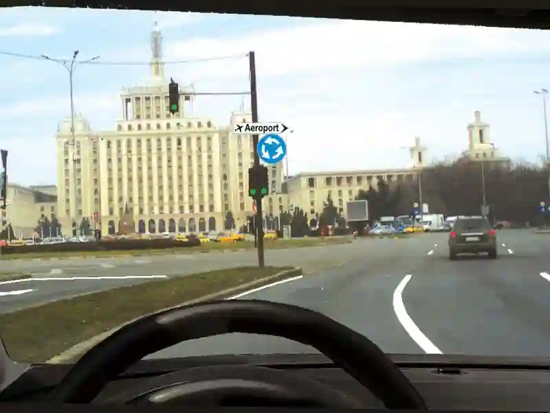 Imagine întrebare examen auto: În acest sens giratoriu, sunteți încadrat corespunzător pentru:
