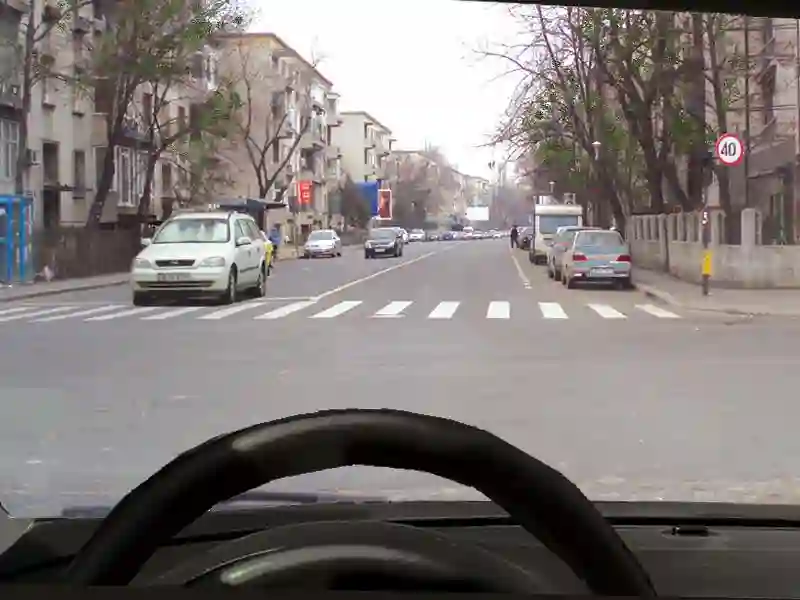 Imagine întrebare examen auto: Cum trebuie să procedați dacă virați la stânga?