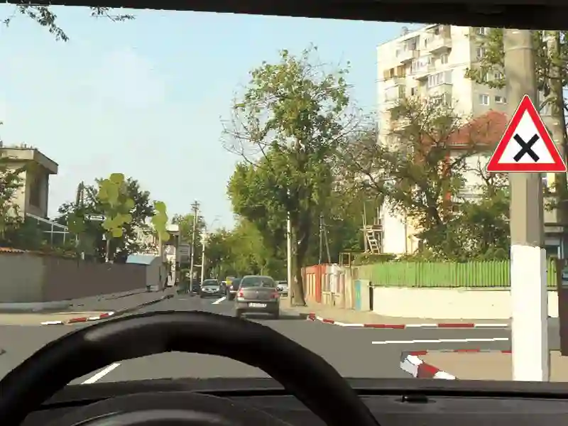 Imagine întrebare examen auto: Cum procedați în prima intersecție?
