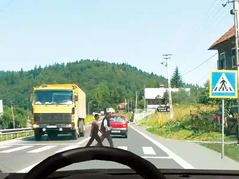 Imagine întrebare examen auto: Care dintre vehicule trebuie să acorde prioritate pietonilor?