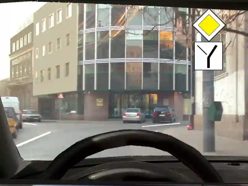 Imagine întrebare examen auto: Cum este corect să procedați dacă părăsiți drumul prioritar?