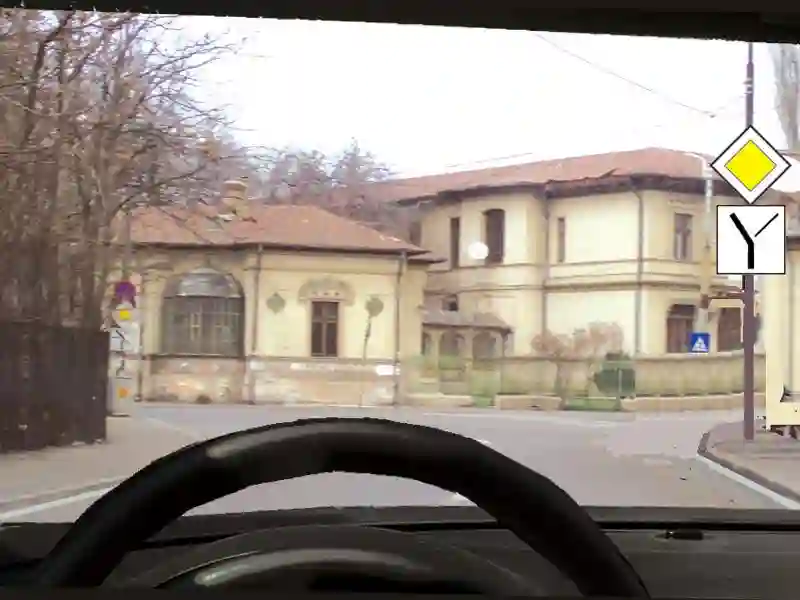 Imagine întrebare examen auto: Cum veți proceda în intersecție, dacă circulați pe drumul prioritar?