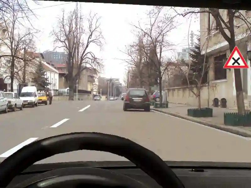 Imagine întrebare examen auto: În prima intersecție veți acorda prioritate: