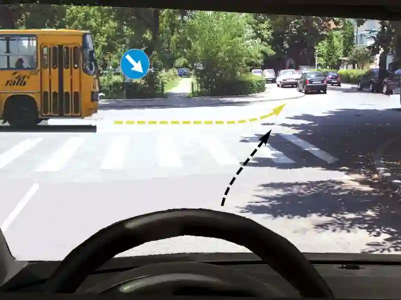 Imagine întrebare examen auto: Cum este corect să procedați în situația prezentată?