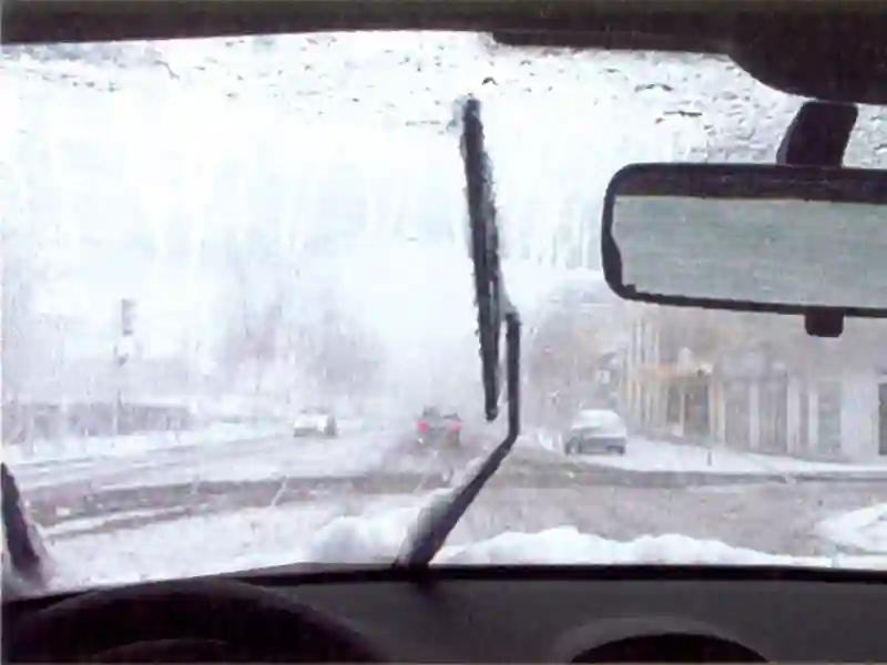 Imagine întrebare examen auto: Când ninge abundent veți folosi: