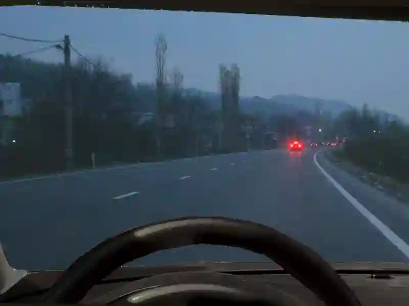 Imagine întrebare examen auto: Este permisă folosirea luminilor de ceață noaptea, dacă cerul este senin?