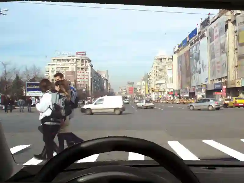 Imagine întrebare examen auto: Ce este bine să aveți în vedere pentru evitarea unui pericol, în