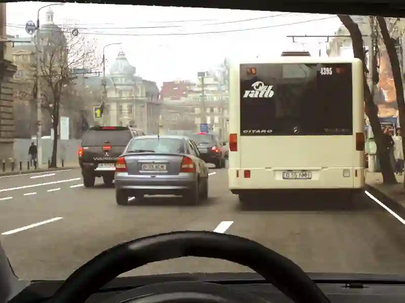 Imagine întrebare examen auto: Este regulamentar să depășiți autobuzul oprit în stație?