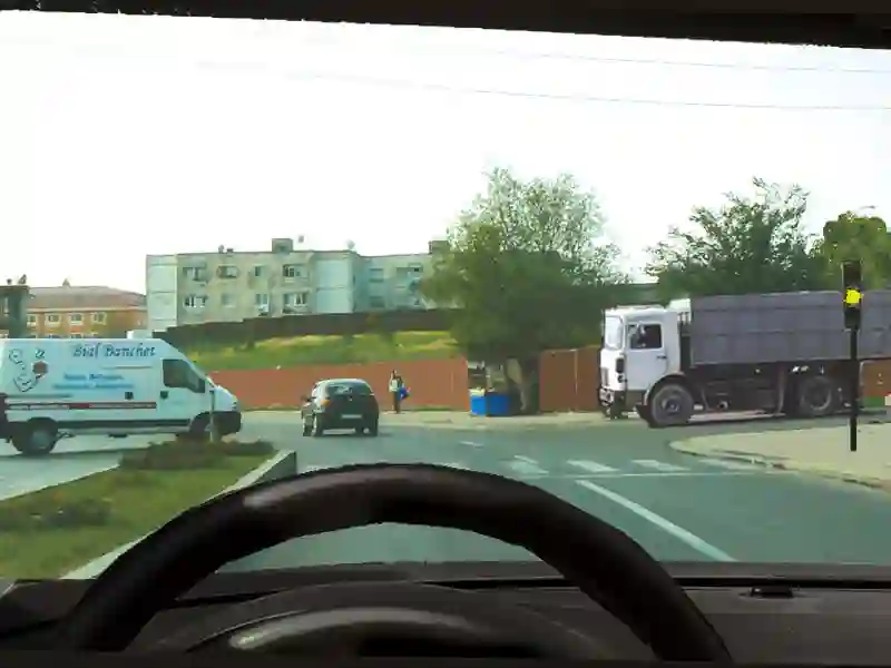 Imagine întrebare examen auto: Cum procedați corect dacă circulați înainte și semaforul indică lumină galbenă intermitentă?