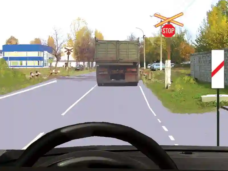 Imagine întrebare examen auto: Autocamionul s-a pus în mișcare. Cum este corect să procedați?