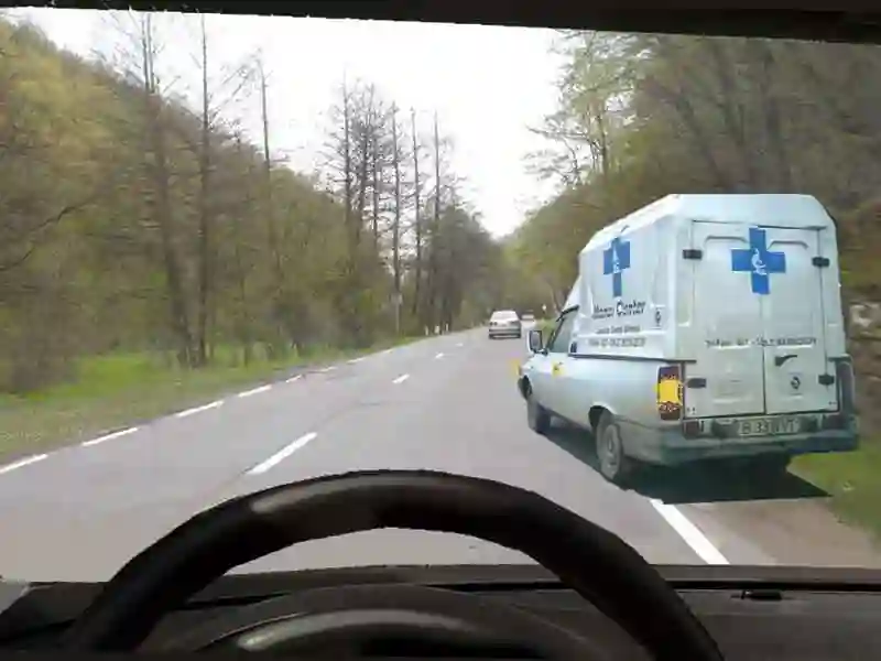Imagine întrebare examen auto: Autoturismul semnalizează intenția de a se pune în mișcare. Puteți efectua depășirea?