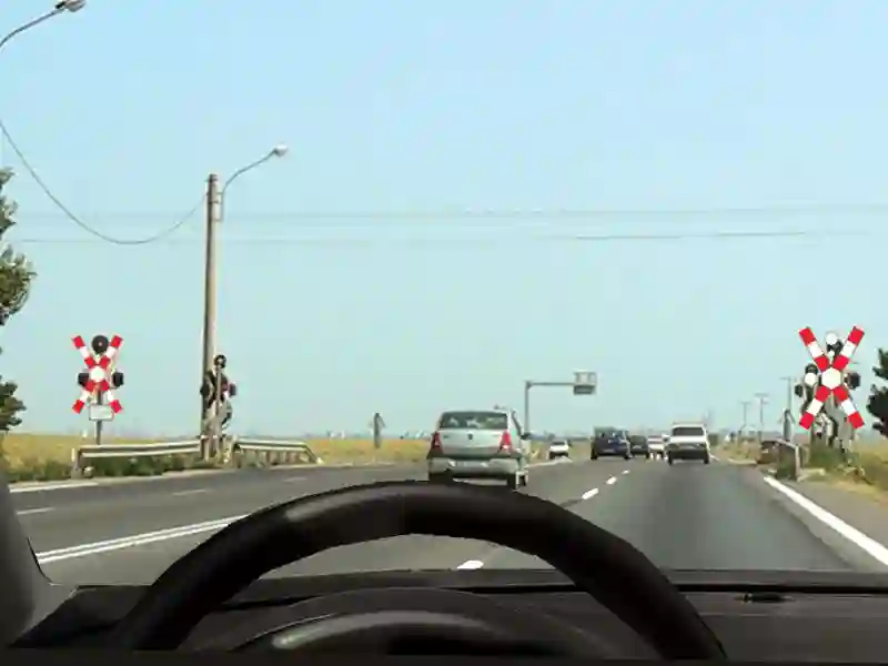 Imagine întrebare examen auto: Cum trebuie să procedați în situația dată, dacă semnalele luminoase și sonore