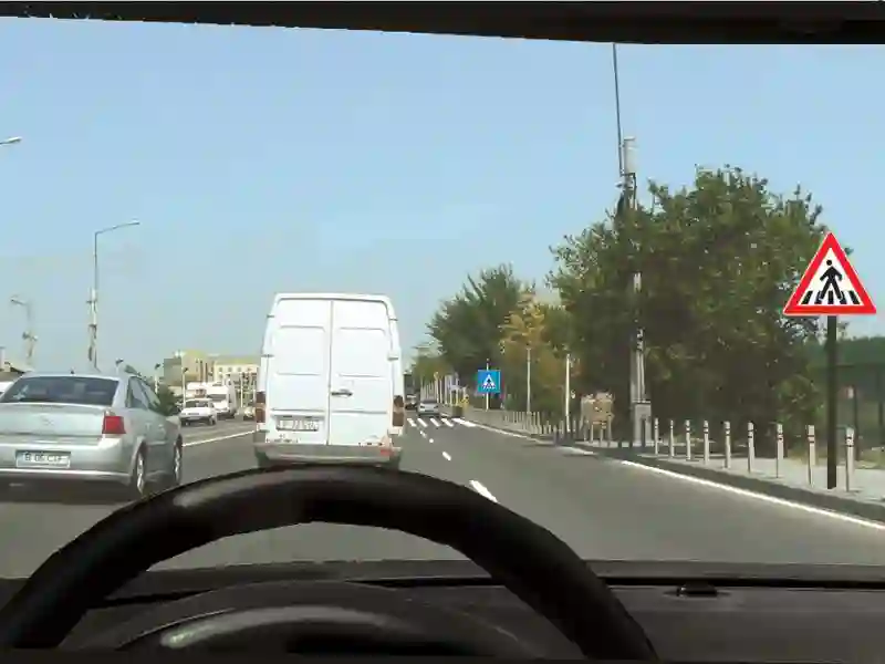 Imagine întrebare examen auto: Ce obligații aveți în situația dată?