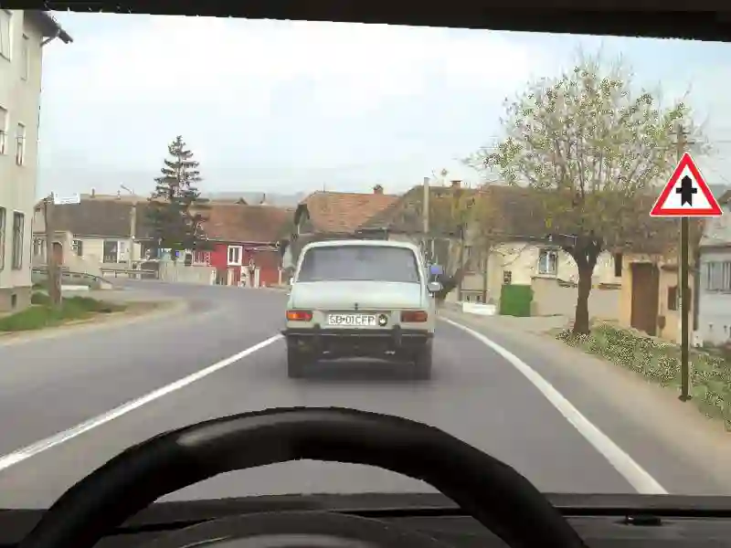 Imagine întrebare examen auto: În prima intersecție: